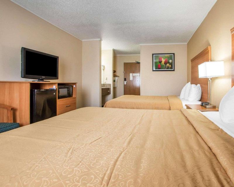 DOUBLE TWO QUEEN BEDS