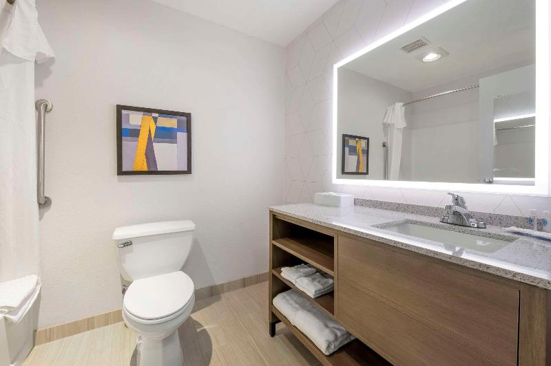 Comfort Inn Edinburgh - Columbus image
