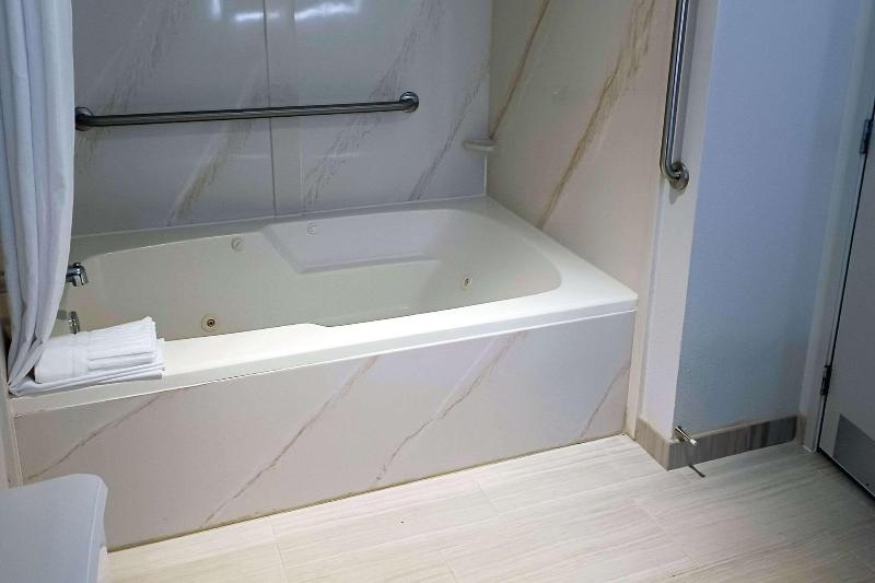 Comfort Inn Edinburgh - Columbus image