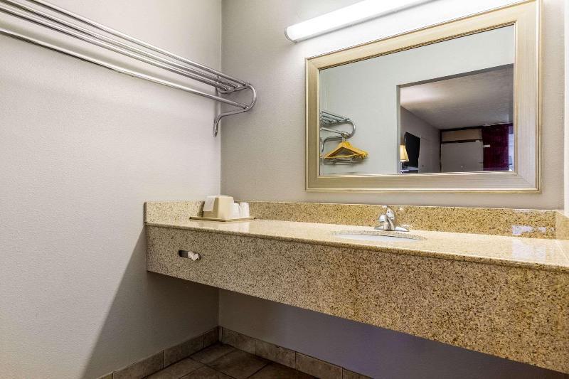 Econo Lodge Seymour image