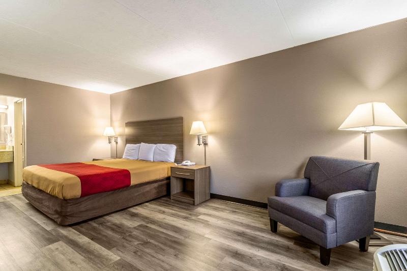Econo Lodge Seymour image