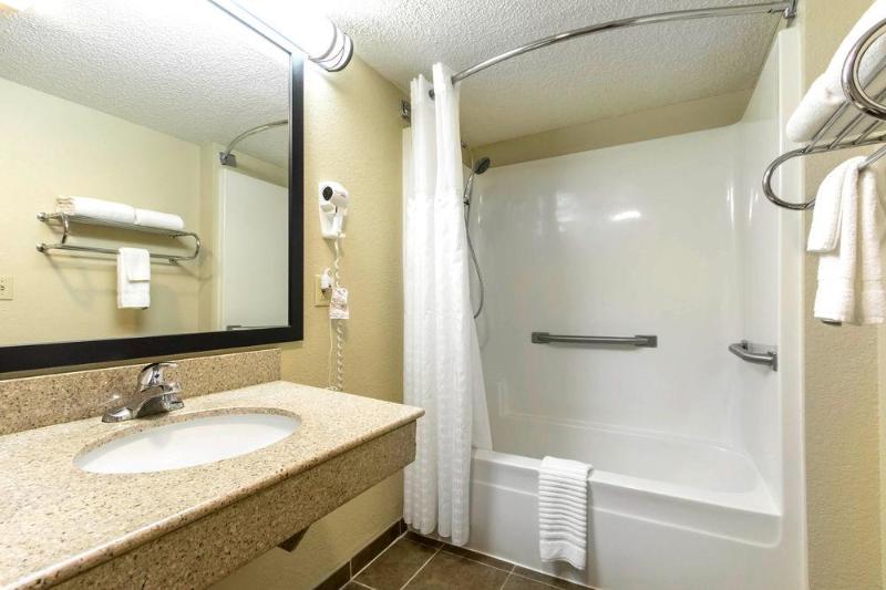 Quality Inn Glasgow Area image