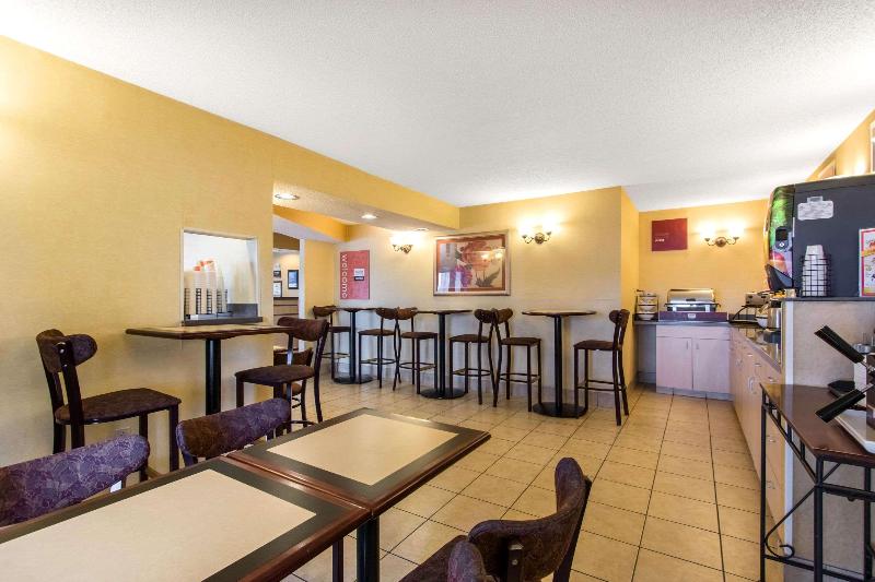 Quality Inn Glasgow Area image
