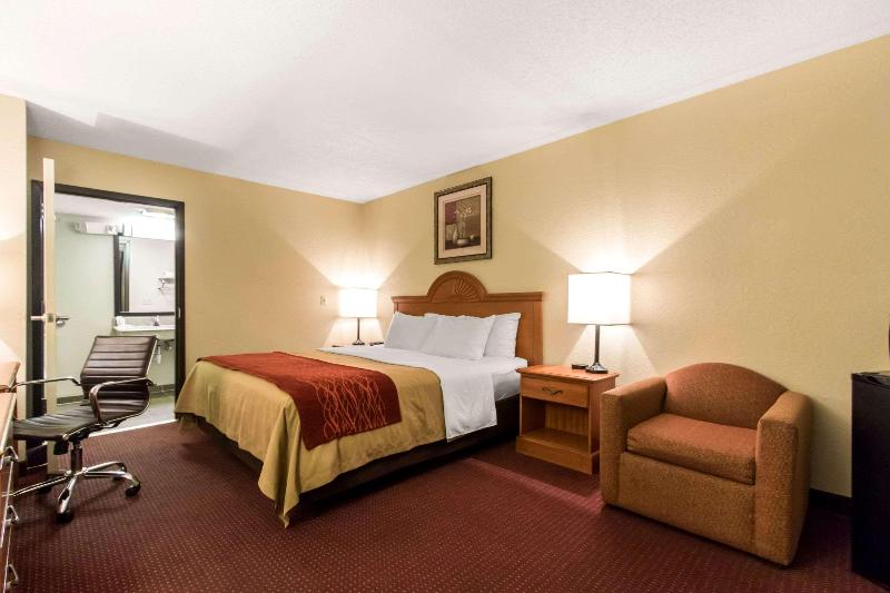 Quality Inn Glasgow Area image