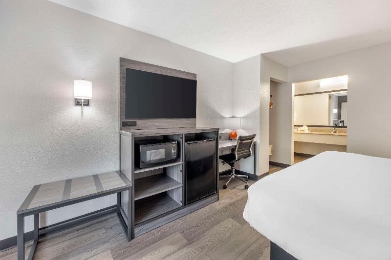 Quality Inn Glasgow Area image