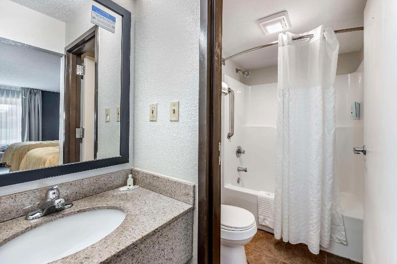 Quality Inn Glasgow Area image