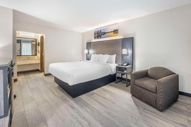 Quality Inn Glasgow Area image