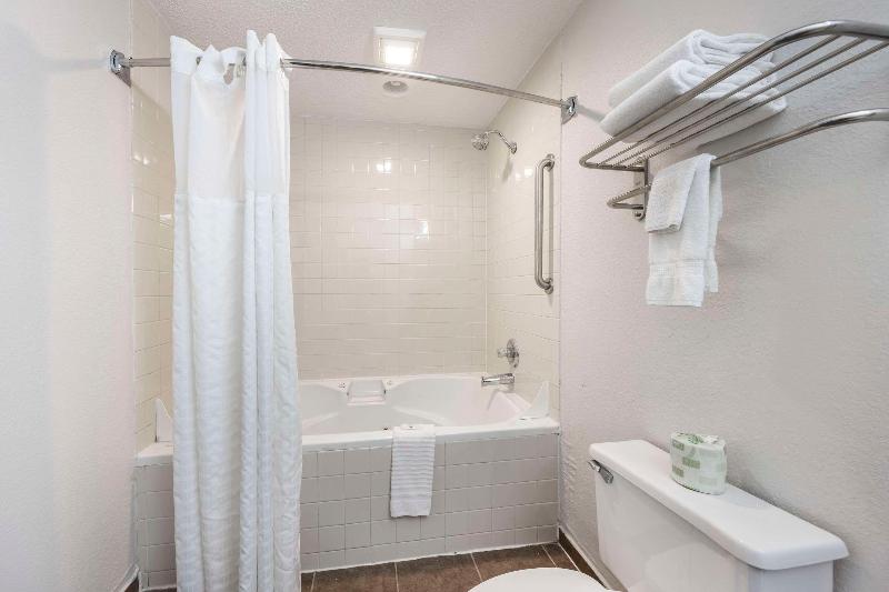 Quality Inn Glasgow Area image