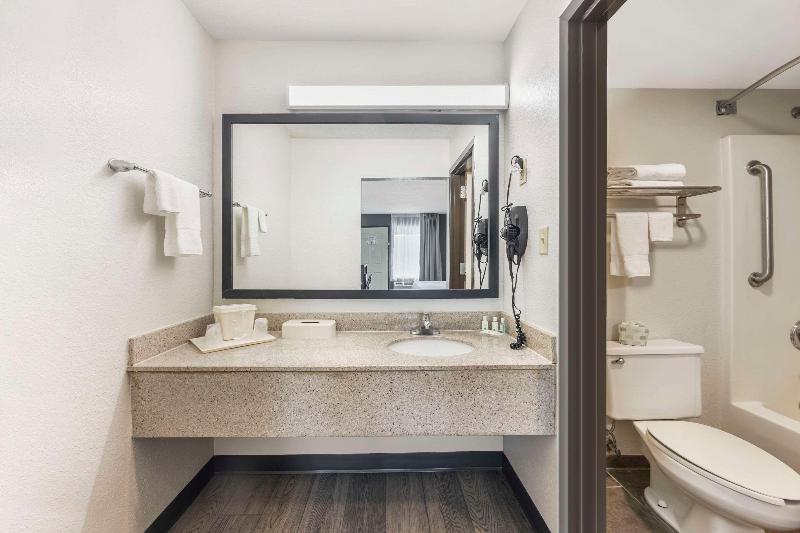 Quality Inn Glasgow Area image