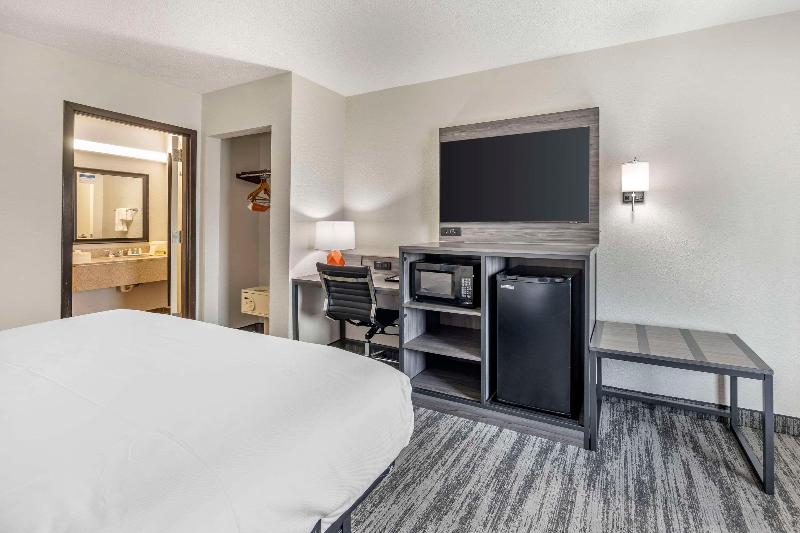Quality Inn Glasgow Area image