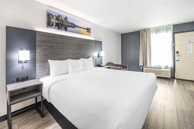 Quality Inn Glasgow Area image