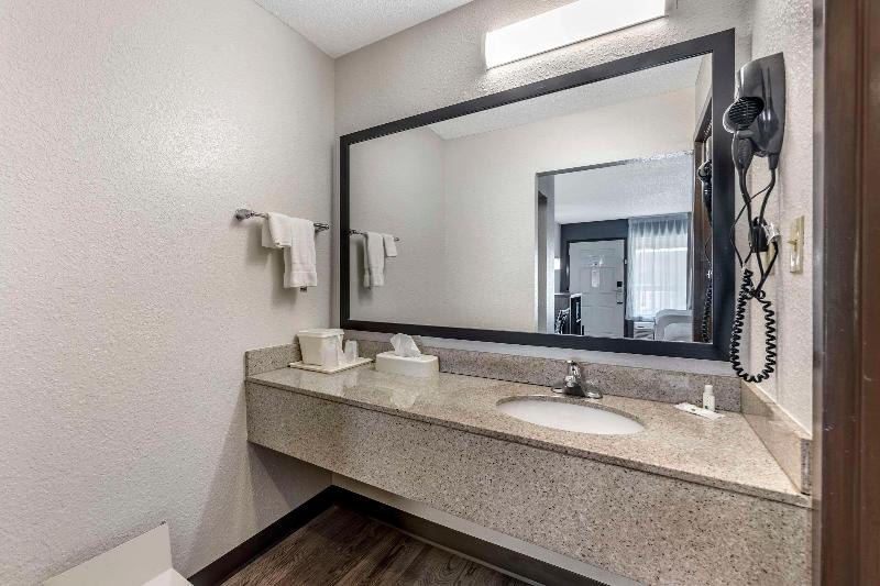 Quality Inn Glasgow Area image