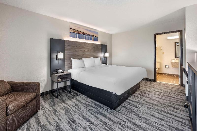 Quality Inn Glasgow Area image