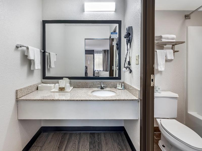 Quality Inn Glasgow Area image