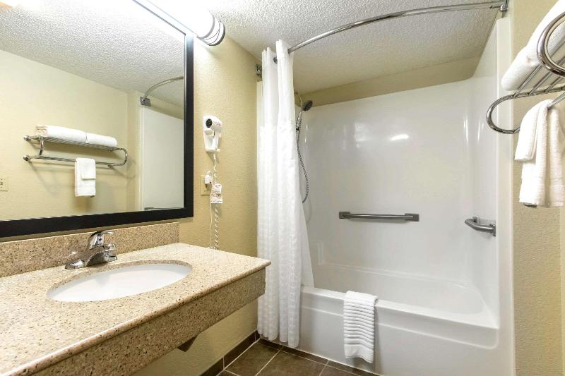 Quality Inn Glasgow Area image 6