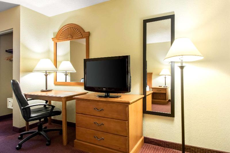 Quality Inn Glasgow Area image