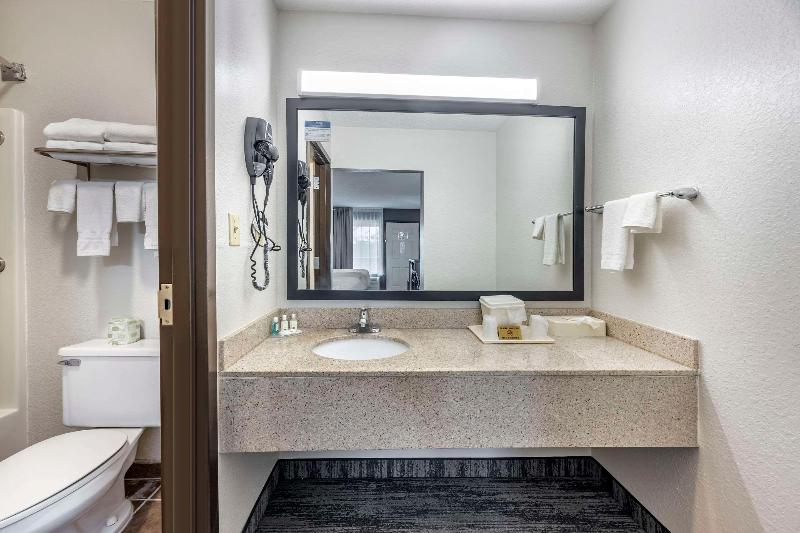 Quality Inn Glasgow Area image