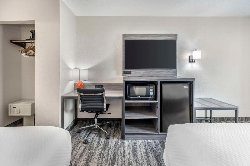 Quality Inn Glasgow Area image