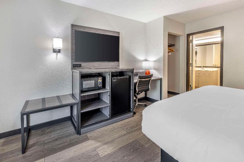 Quality Inn Glasgow Area image