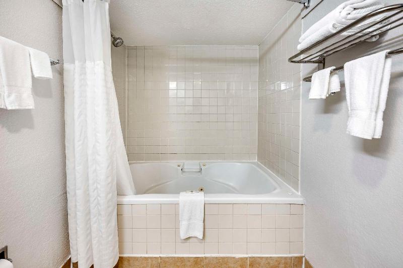 Quality Inn Glasgow Area image