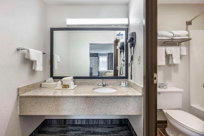Quality Inn Glasgow Area image