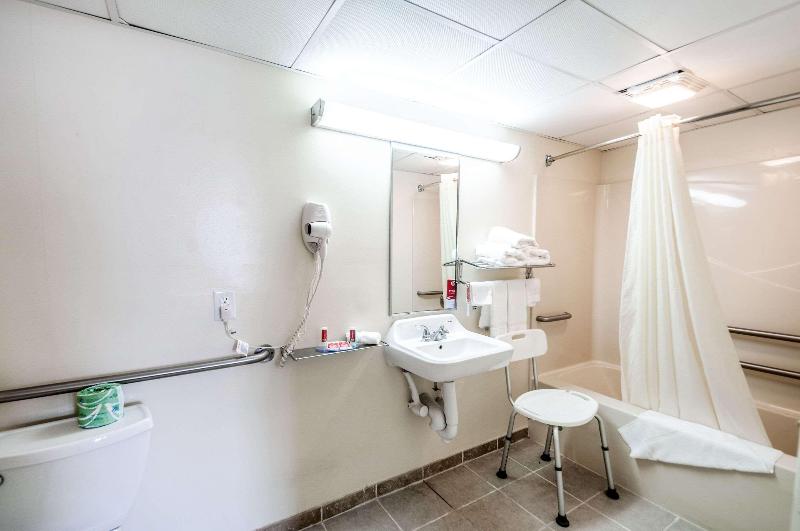 Econo Lodge Easton Route 50 image