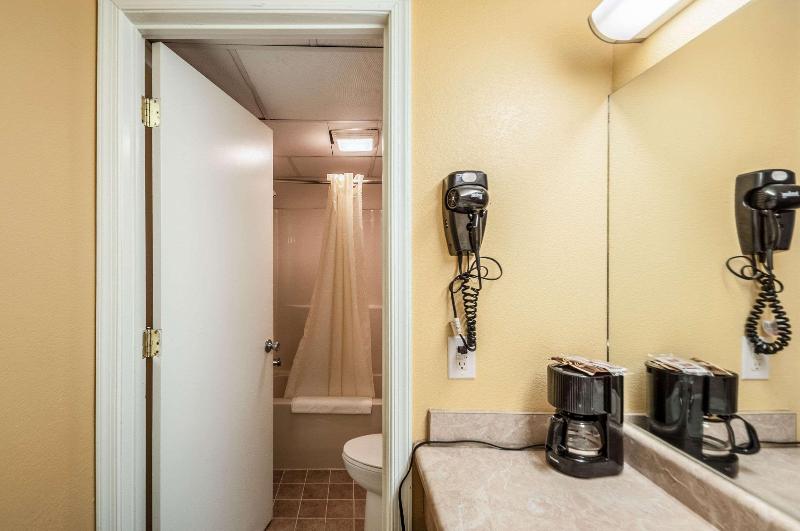 Econo Lodge Easton Route 50 image