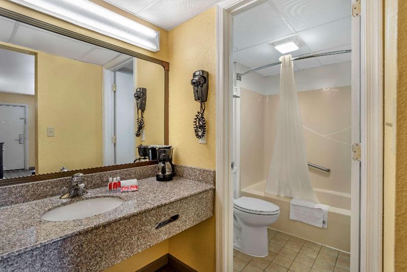 Econo Lodge Easton Route 50 image