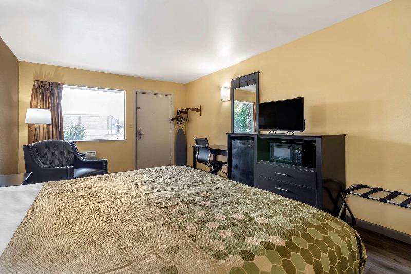 Econo Lodge Easton Route 50 image