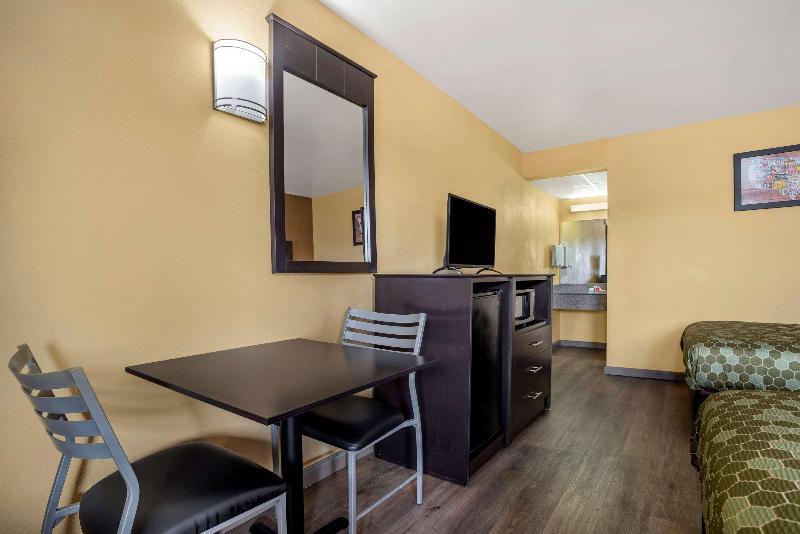 Econo Lodge Easton Route 50 image