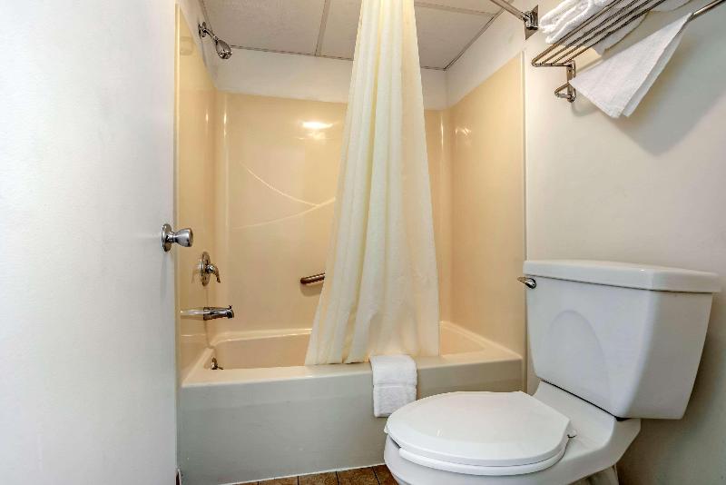 Econo Lodge Easton Route 50 image