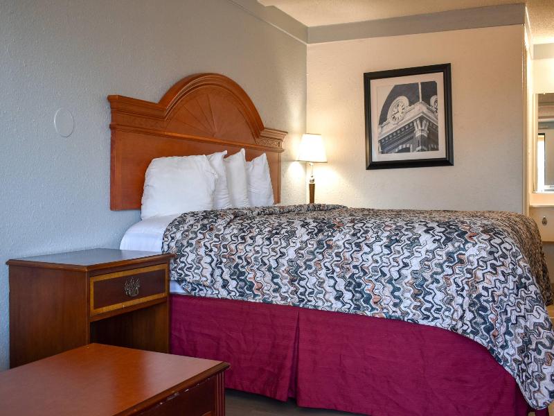 Rodeway Inn Auburn Hills image