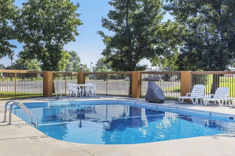Quality Inn Charleston - Sikeston image