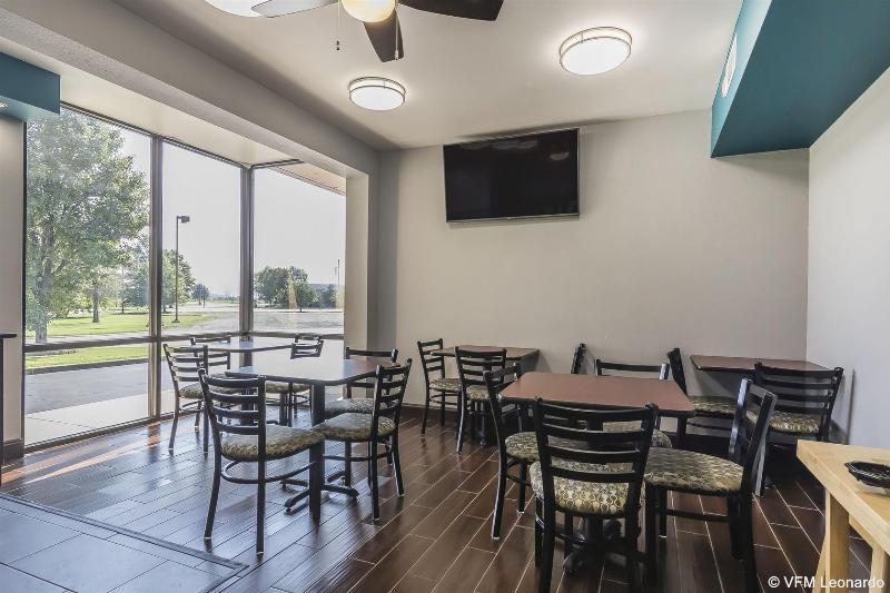 Quality Inn Charleston - Sikeston image