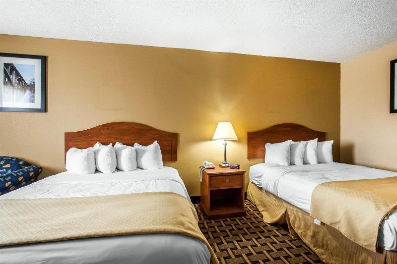 Quality Inn Charleston - Sikeston image