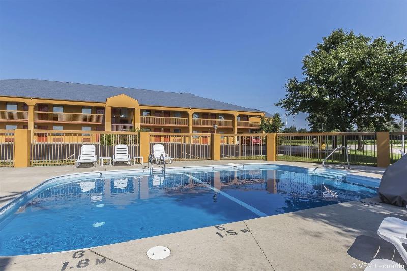 Quality Inn Charleston - Sikeston image