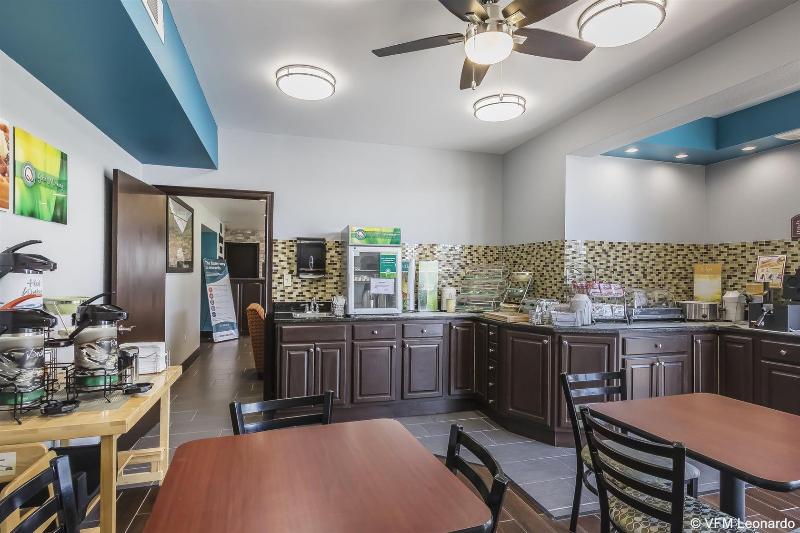 Quality Inn Charleston - Sikeston image