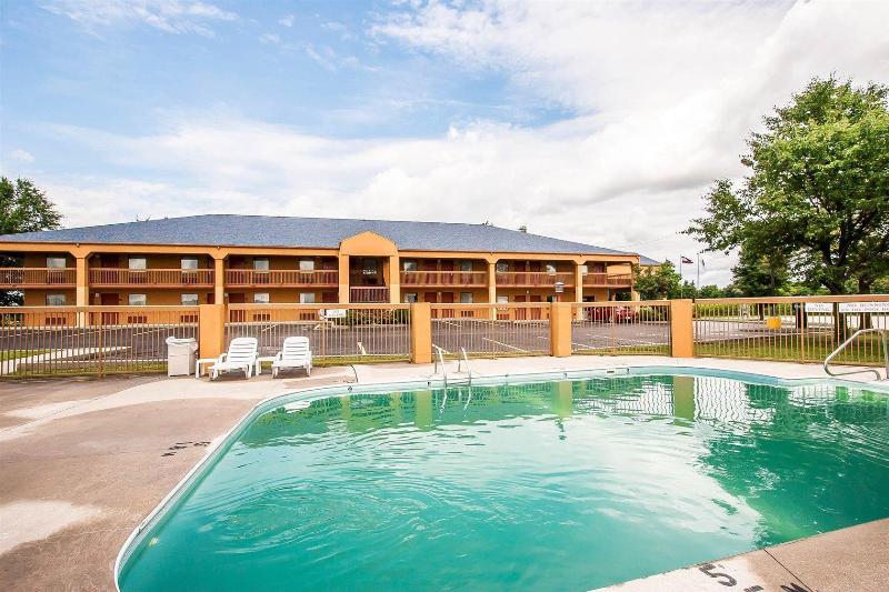 Quality Inn Charleston - Sikeston image