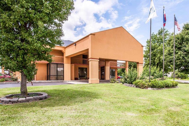 Quality Inn Charleston - Sikeston image