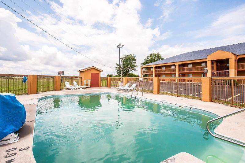 Quality Inn Charleston - Sikeston image
