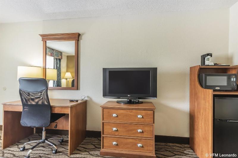 Quality Inn Charleston - Sikeston image