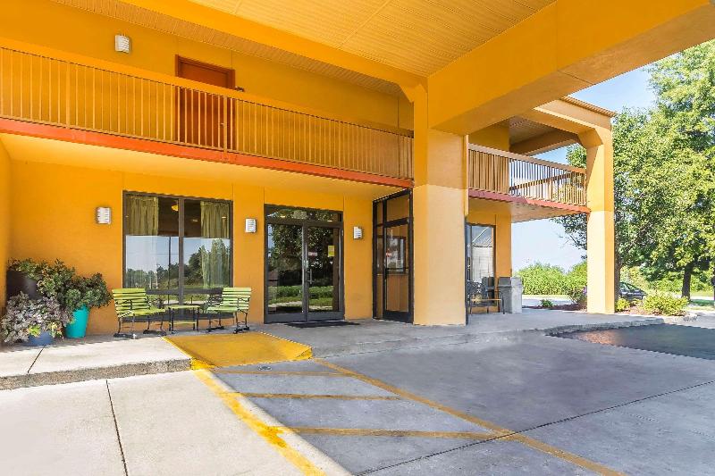 Quality Inn Charleston - Sikeston image