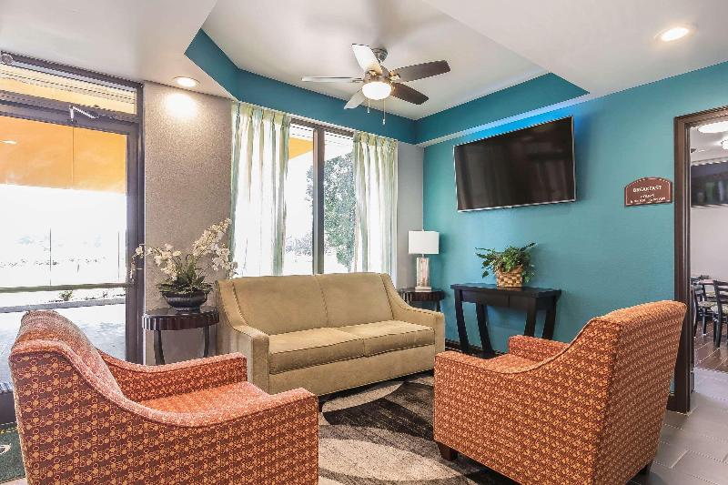 Quality Inn Charleston - Sikeston image
