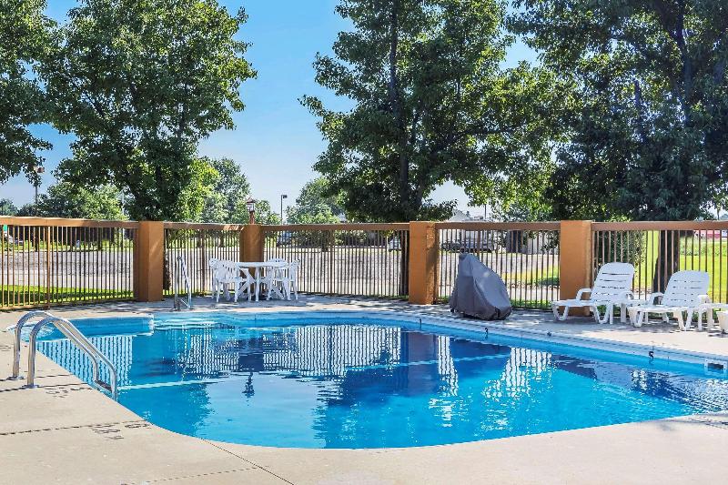 Quality Inn Charleston - Sikeston image