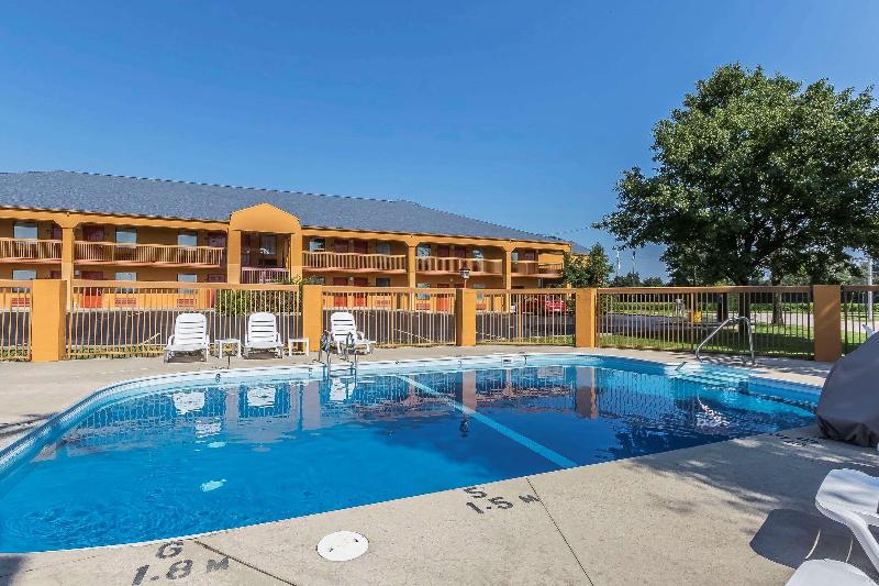 Quality Inn Charleston - Sikeston image