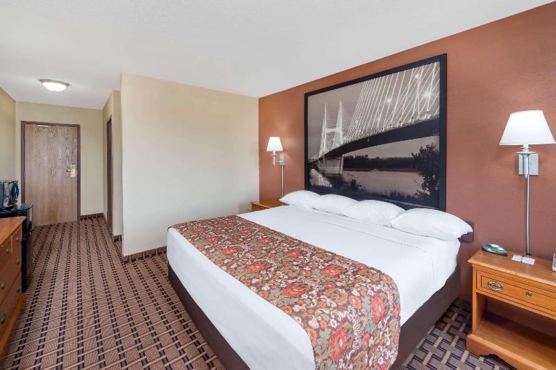 Super 8 by Wyndham Charleston MO image