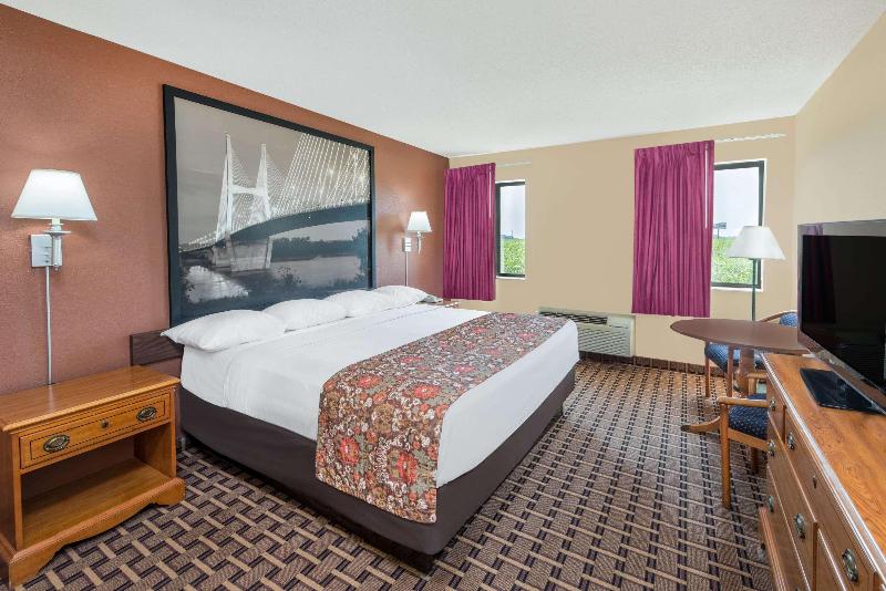 Super 8 by Wyndham Charleston MO image