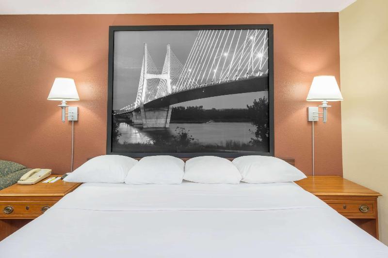 Super 8 by Wyndham Charleston MO image