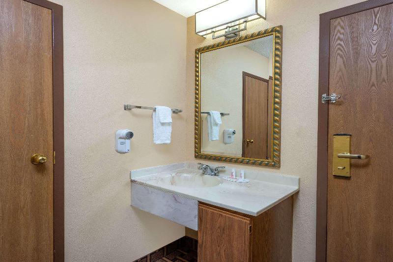 Super 8 by Wyndham Charleston MO image