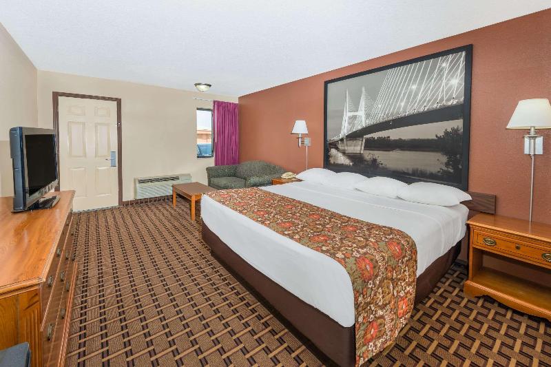 Super 8 by Wyndham Charleston MO image